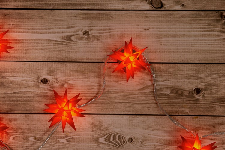 Lichterkette mit Sternen auf einem Holztisch