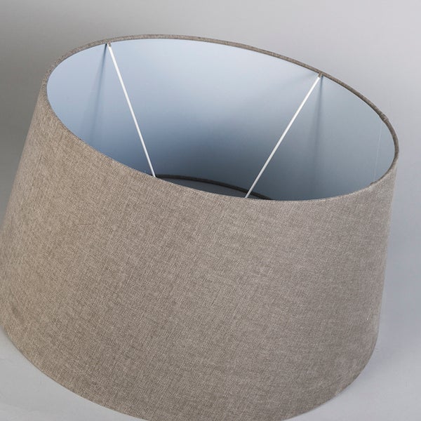 Schwarzes Metallregal mit sechs Böden und verschiedenen Artikeln, darunter Werkzeugkoffer, Eimer und Behälter.