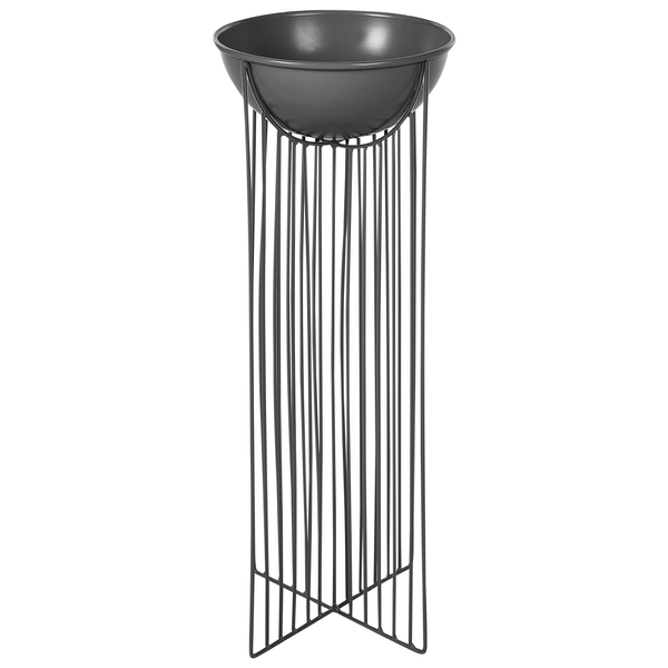 Hängelampe mit goldenem Schirm und geometrischem Design über einem gedeckten Tisch