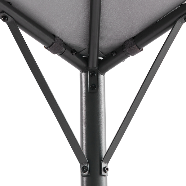 Nahaufnahme der schwarzen Metallstreben und des zentralen Gelenks eines Sonnenschirms mit grauem Textilbezug.