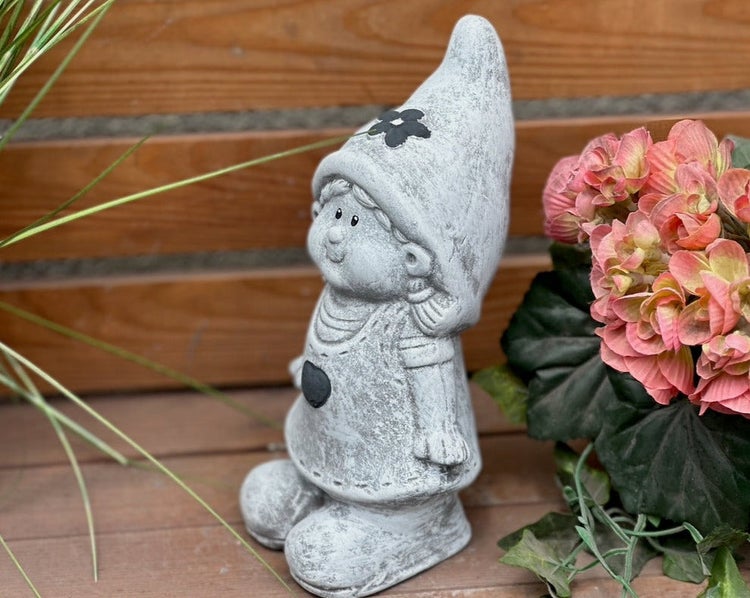 Gartenfigur Wichtelmädchen in Steinoptik mit spitzem Hut