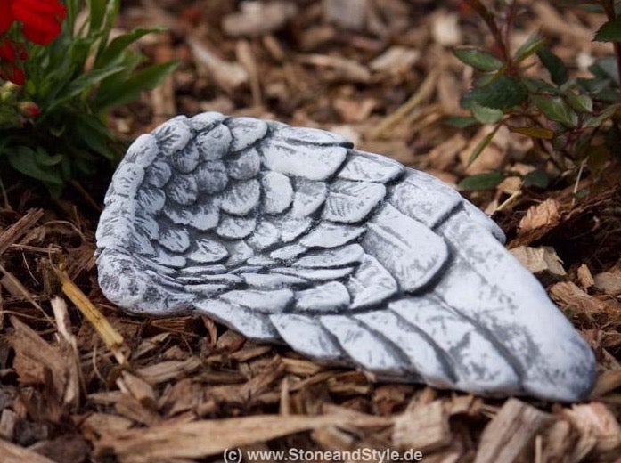 Steinfigur in Form eines Engelsflügels als Gartendekoration für den Außenbereich