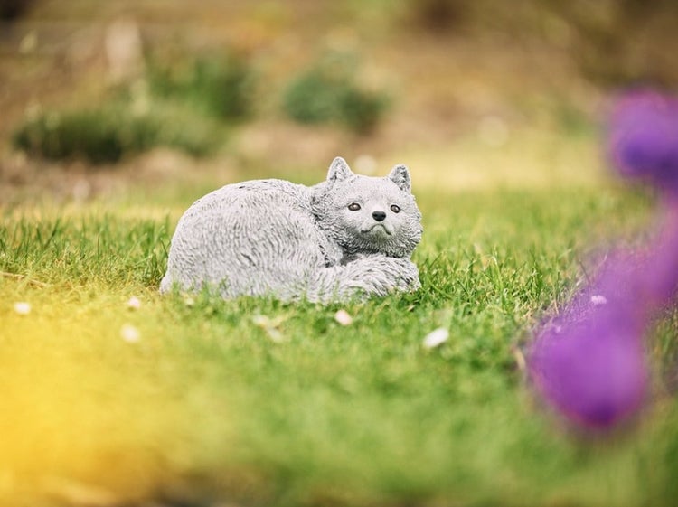 Gartenfigur Katze liegend aus Steinguss zur Dekoration im Garten oder auf der Terrasse.