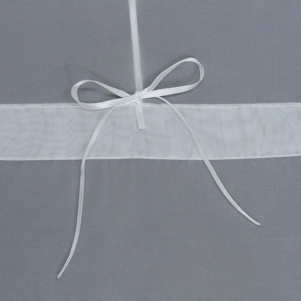 Detailaufnahme eines grauen Rollos mit weißer Schleife