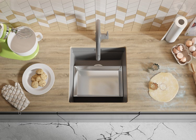 Küchenszene mit Spüle, Gebäck, Teig, Mixer und Kochutensilien auf einer Arbeitsfläche