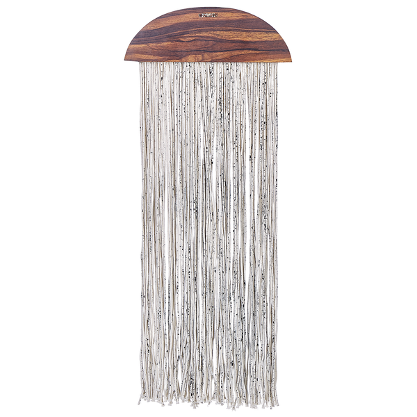Wanddekoration bestehend aus einem halbkreisförmigen Holzpaneel mit herabhängenden Textilschnüren.