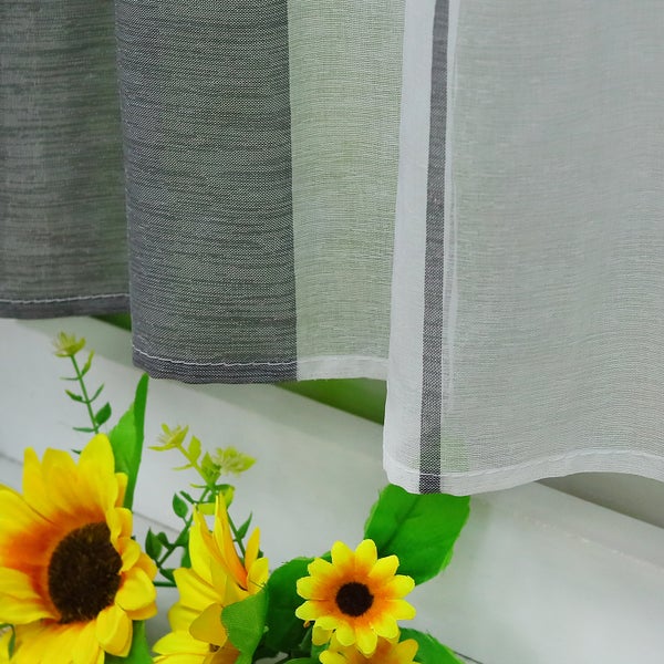 Gardine mit unterschiedlichen Designs und Texturen.