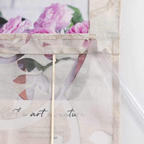 Dekoschals mit Blumenmuster und dem Schriftzug 'Die Kunst der Hingabe'