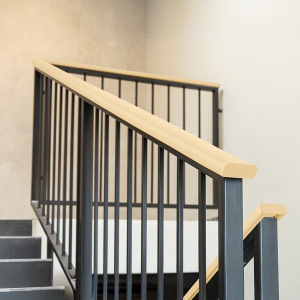 Modernes Treppengeländer mit Metallstäben und einem Handlauf in Holzoptik.