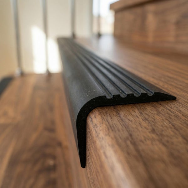 Treppenkantenprofil aus Gummi montiert an einer Holztreppe für rutschfeste Trittkanten