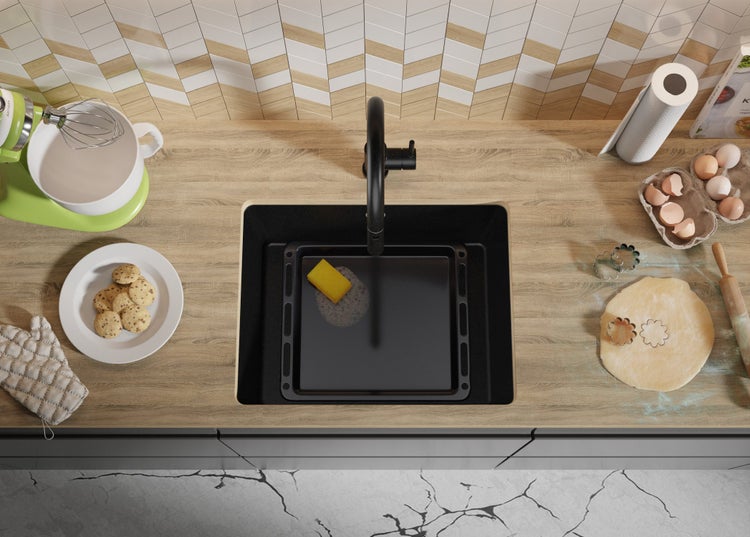 Küchenszene mit Spüle, Armatur, Geschirr und Backzutaten von oben