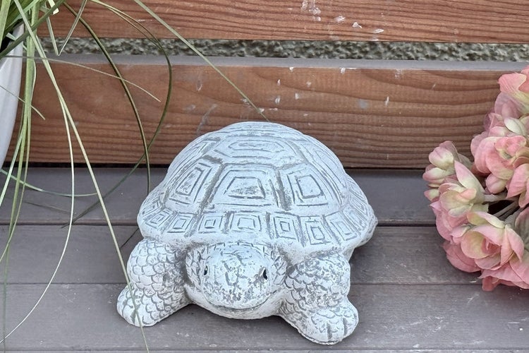 Dekorative Gartenfigur in Schildkrötenform aus Steinoptik für die Gartengestaltung