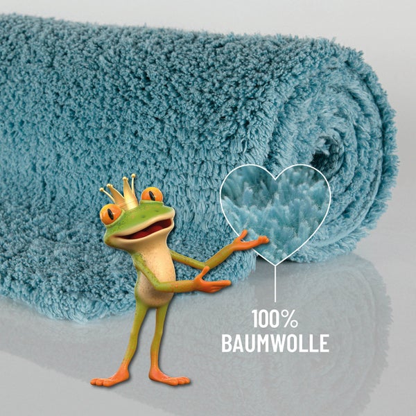 Zusammengerollte blaue Badematte aus 100 Prozent Baumwolle mit einem Frosch mit Krone und einem Herzsymbol für die weiche Textur.