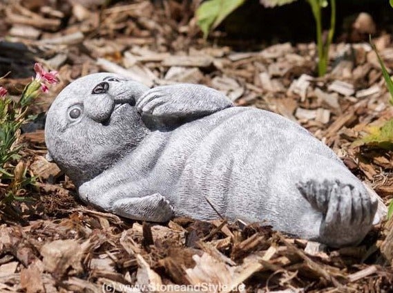 Steinfigur Robbe liegend für den Garten aus wetterfestem Steinguss