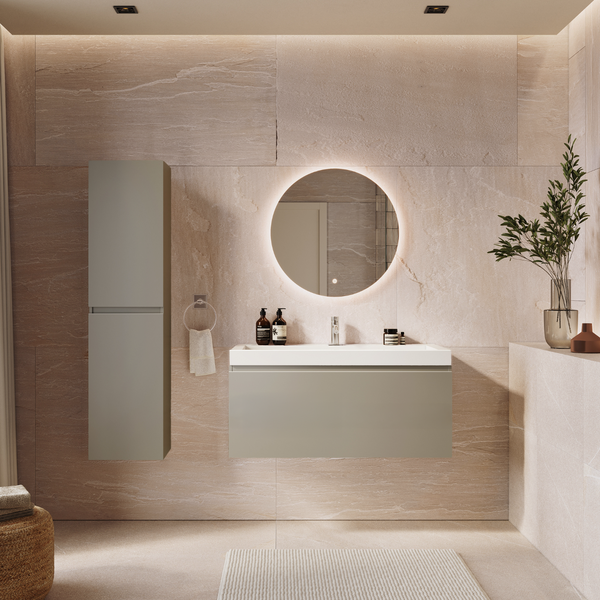 Modernes Badezimmer mit Waschtisch, hängendem Hochschrank, beleuchtetem Rundspiegel und Fliesen in Natursteinoptik.