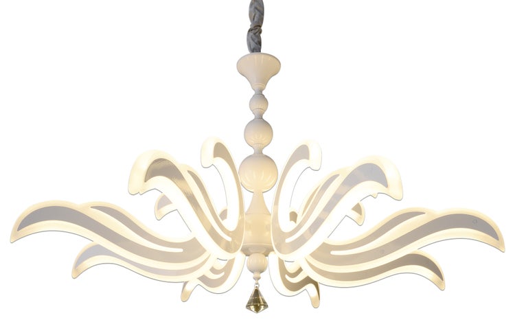 Moderne Deckenleuchte mit geschwungenen Elementen für Innenräume