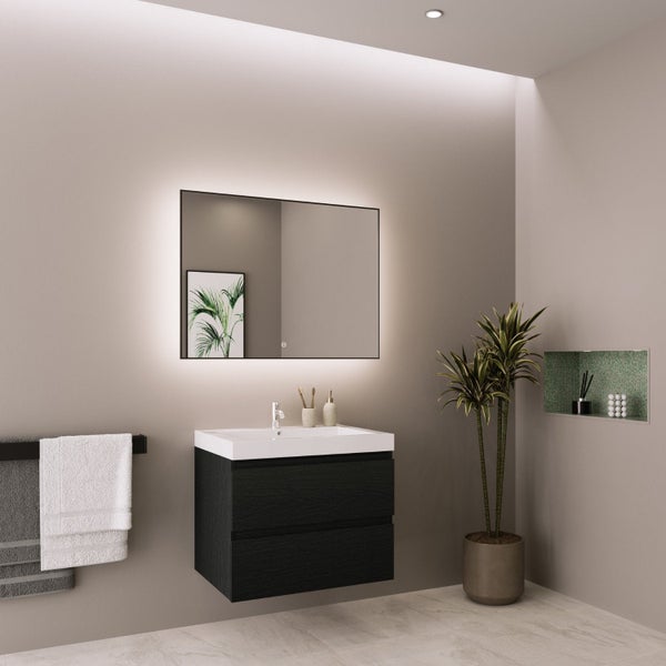 Modernes Badezimmer mit dunklem Waschtischunterschrank, weißem Waschbecken und einem großen, hinterleuchteten rechteckigen Spiegel. Hell und ordentlich.