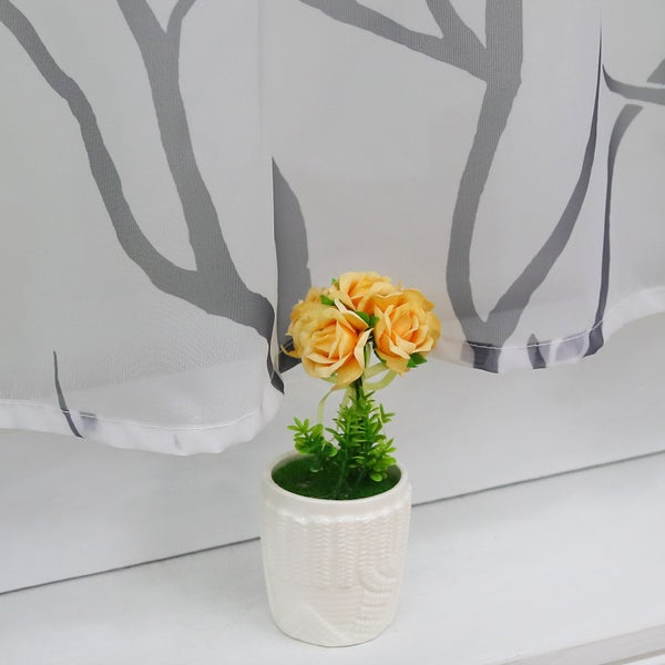 Dekoschals mit floralem Muster und Dekoration im Topf