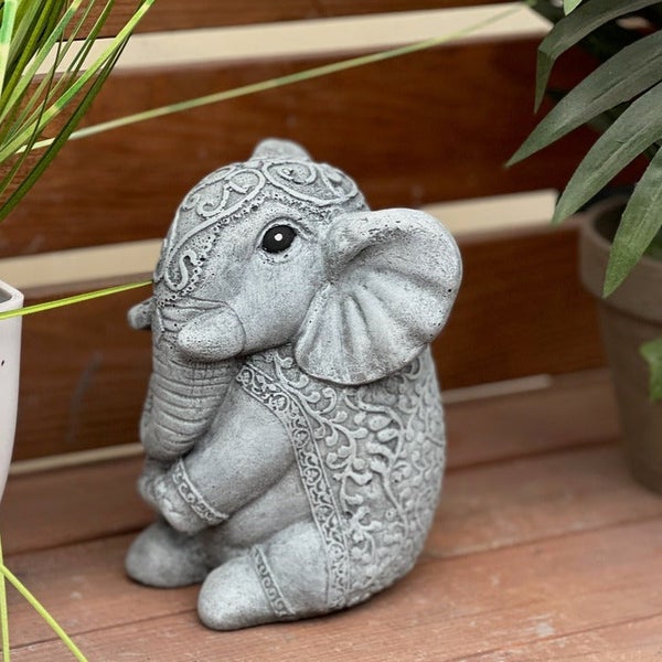 Dekorative Elefantenfigur aus Stein für den Garten mit detaillierten Verzierungen.