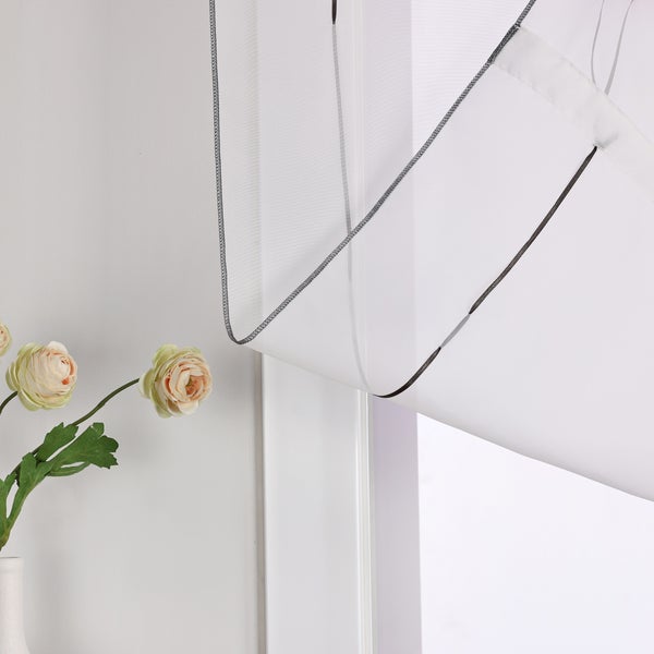 Weiße Fensterdekoration mit Rollomechanismus im Interieur