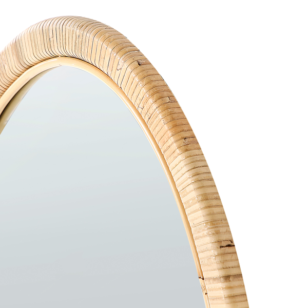 Detailansicht eines Spiegels mit einem Rahmen aus Rattan.