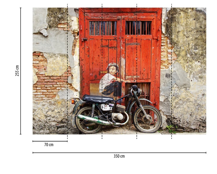 Fototapete mit Backsteinmauer, roter Holztür mit Kinderbild und einem Motorrad, Breite 350 Zentimeter, Höhe 255 Zentimeter.