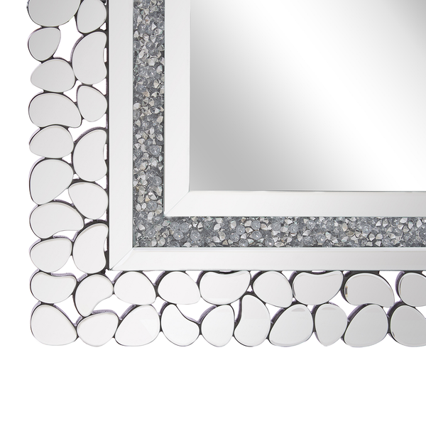 Detailansicht eines Spiegels mit dekorativem Rahmen aus Steinchen und Glitzersteinen