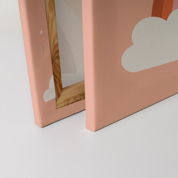 Nahaufnahme von zwei Leinwandbildern mit Wolken- und Regenbogenmotiven