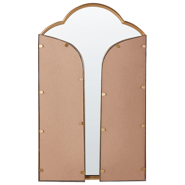 Dreiteiliger, gewölbter Kosmetikspiegel mit Goldrahmen auf einem Konsolentisch mit Marmorplatte in einem hellen, modern gestalteten Schlafzimmer.