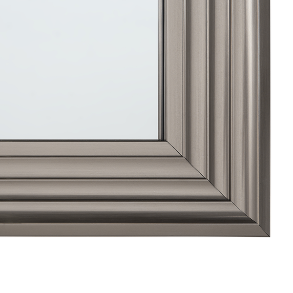 Detailaufnahme der Ecke eines Bilderrahmens mit Rillenprofil in Silberoptik.
