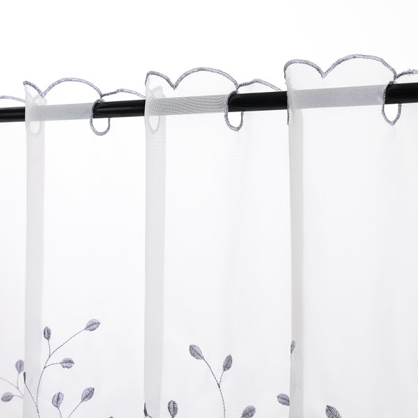 Gardine mit Blätterstickerei und Schlaufenaufhängung