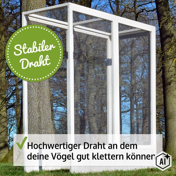 Große Vogelvoliere für den Außenbereich mit stabilem Drahtgeflecht und Holzrahmen in einem Garten.