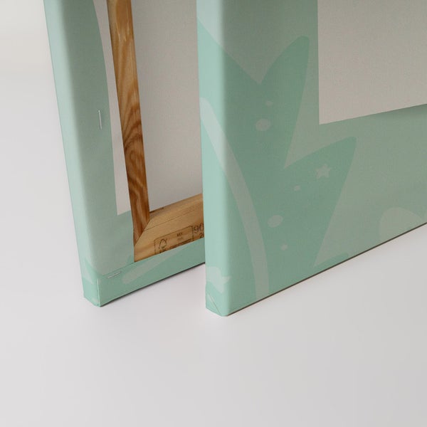 Detailansicht zweier Keilrahmen mit pastellfarbenem Aufdruck und Holzrahmen