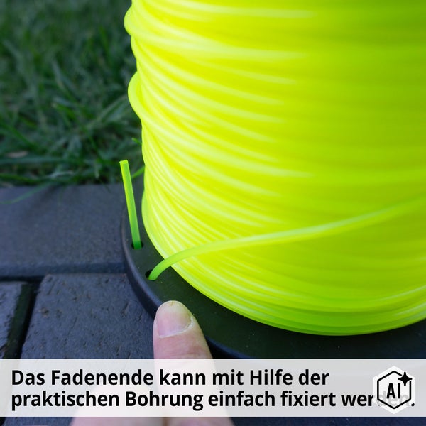 Mähfaden auf Spule mit Fixiermöglichkeit für das Fadenende durch Bohrung am Spulenrand.