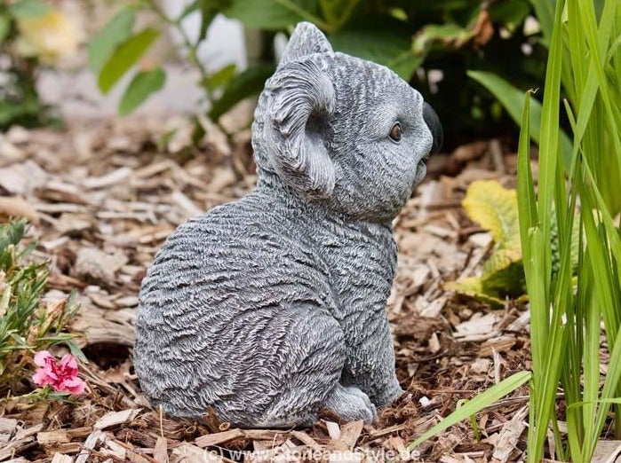 Gartenfigur Koala aus wetterfestem Steinguss als Dekoration fuer Beete und Rasenflaechen im Garten