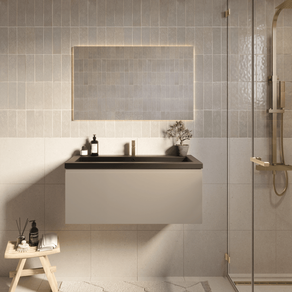 Modernes Badezimmer mit hängendem Waschtischunterschrank, hintergrundbeleuchtetem Spiegel und einer Dusche mit goldfarbenen Armaturen.