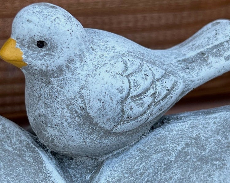 Dekorative Vogel Gartenfigur aus Stein mit strukturiertem Gefieder.