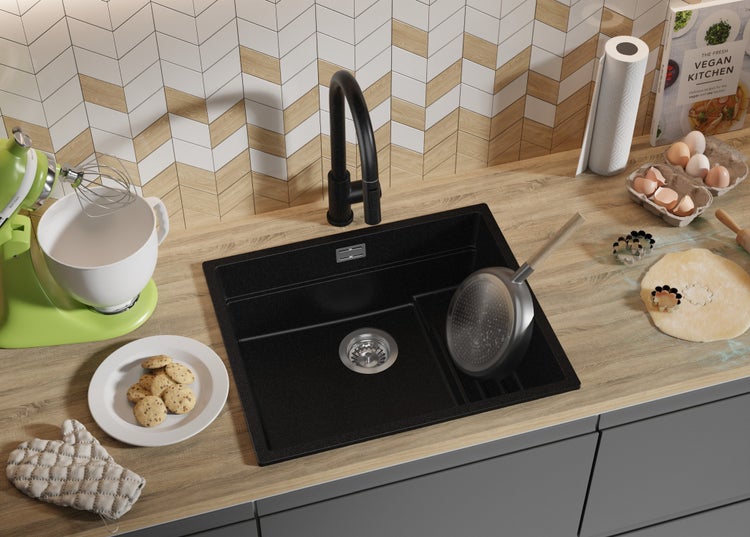 Küchenszene mit Spüle, Armatur und Küchenutensilien auf einer Arbeitsplatte