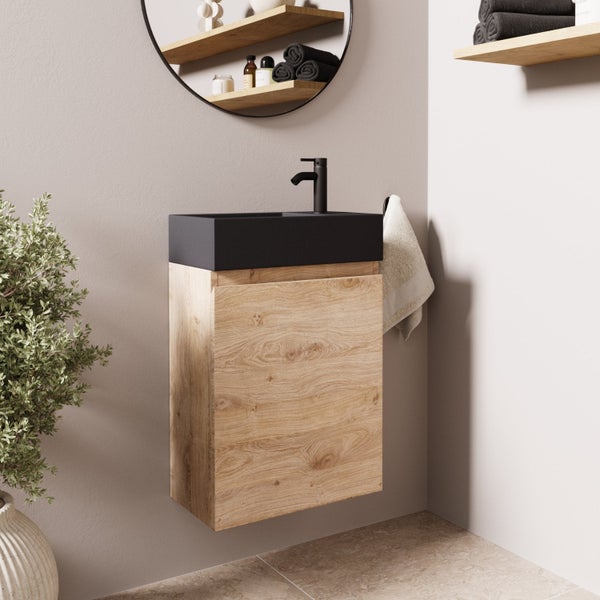 Wandhängender Waschbeckenunterschrank mit Holzfront, quadratischem Waschbecken und schwarzer Armatur in einem modernen Badezimmer.