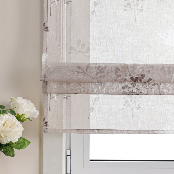 Dekoratives Faltrollo mit Blumenmuster am Fenster