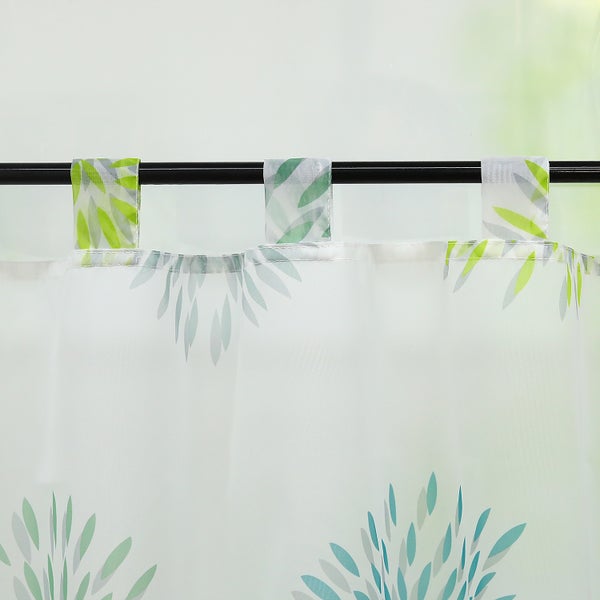 Gardine mit Schlaufen und floralem Muster vor einem Fenster