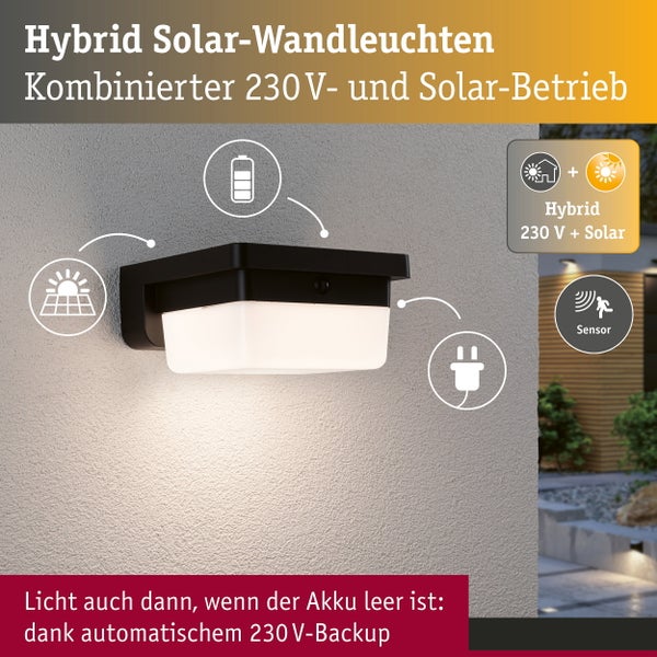 Hybrid Wandleuchte mit Solarbetrieb und 230 Volt Anschluss sowie Bewegungsmelder montiert an einer Außenwand.