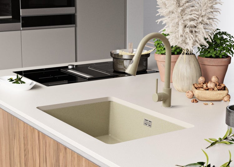 Küchenspüle mit Armatur auf einer Küchentheke