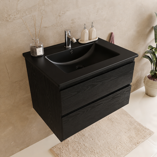 Moderner Waschtischunterschrank mit zwei Schubladen und eingelassenem Waschbecken vor einer Fliesenwand im Badezimmer.