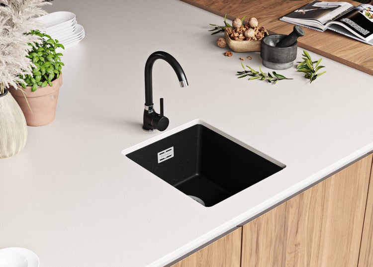 Küchenspüle mit Armatur auf einer Küchentheke