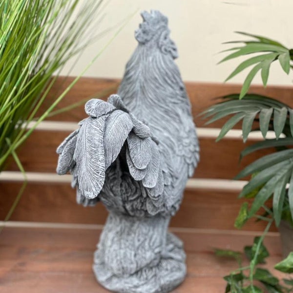 Gartenfigur Hahn aus Stein in detailreicher Ausführung für die Gartendekoration