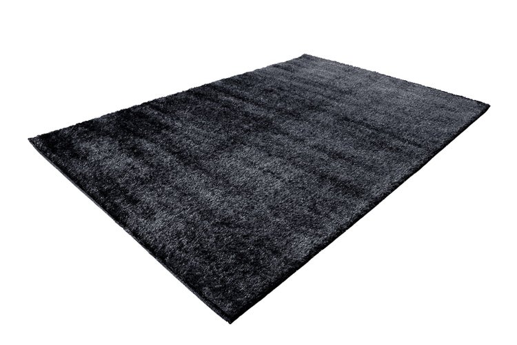 Schwarzer Hochflor-Teppich in rechteckiger Form mit weicher Struktur.