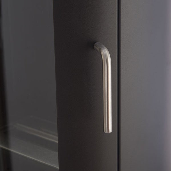 Detailansicht einer Ofentür mit Griff