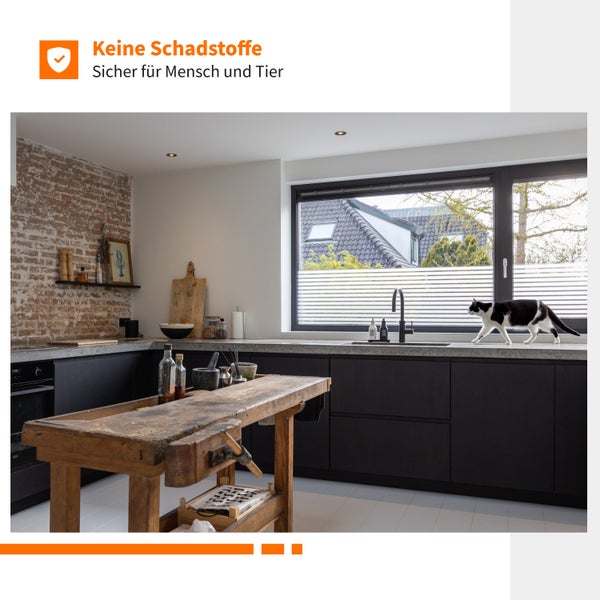 Rolle Dekorfolie mit Streifenmuster, Cuttermesser und Rakel