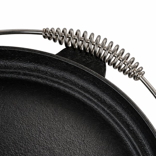Detailansicht eines gusseisernen Dutch Ovens mit Spiralförmigem Griff